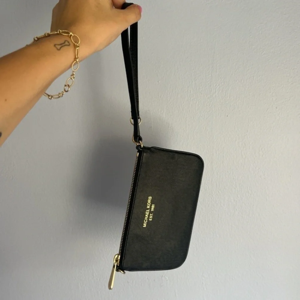 MICHAEL KORS Medium Leather Wristlet